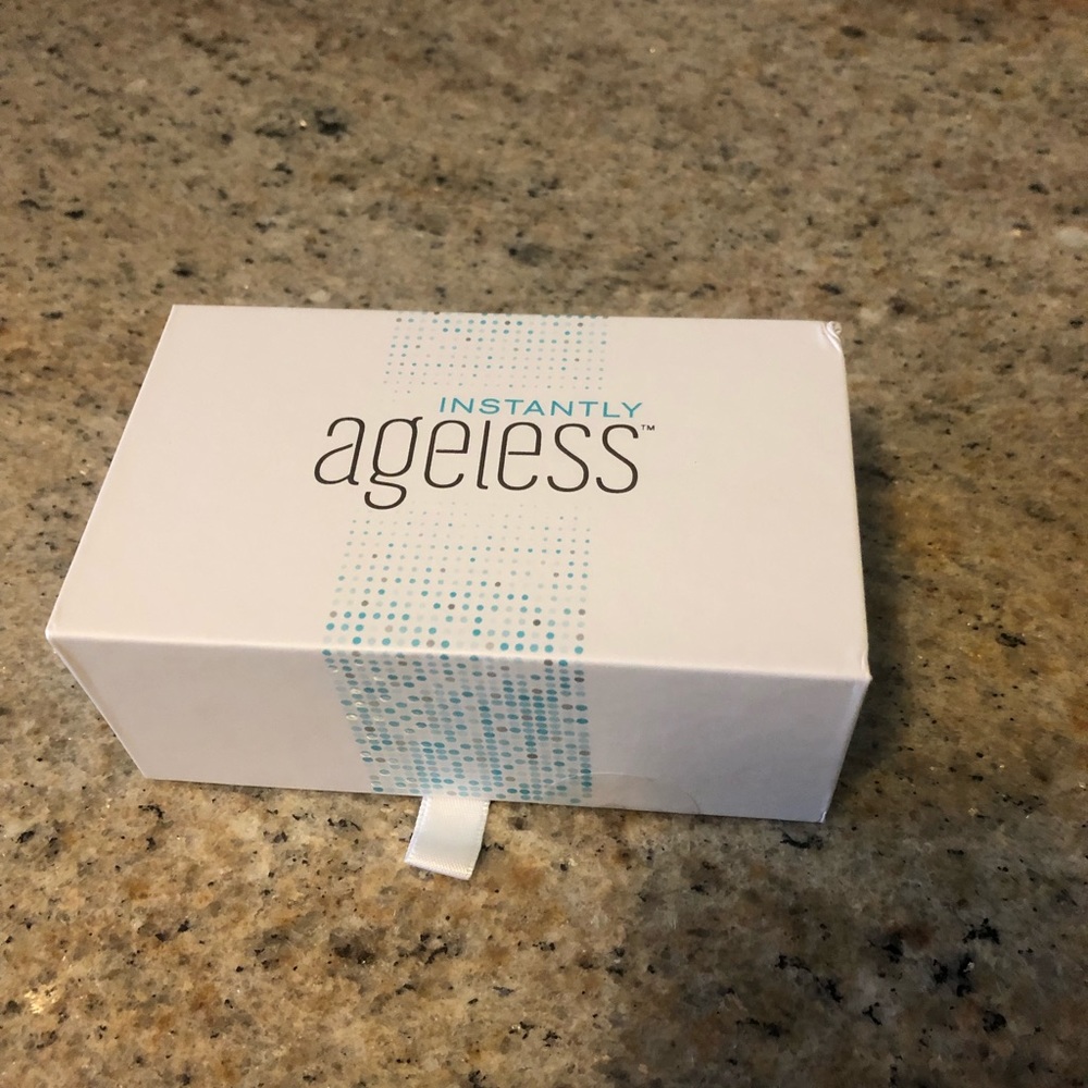 Instantly ageless beauty
